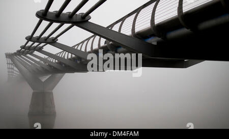 London, UK. 11th December 2013.  Thick Fog Over The River Thames and Millennium Bridge Hiding The City, making it difficult for commuters this morning. Credit:  Lenscap/Alamy Live News Stock Photo