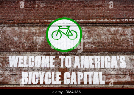 A red and white brick will with a large sign over it in Portland, Oregon Stock Photo