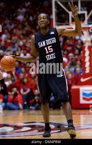 San Diego State forward Kawhi Leonard (15) calling out a play while working the ball down court. #15 University of New Mexico Lobos had a close call against San Diego State winning in over time 86-88 at the Pitt in Albuquerque, New Mexico. SDSU has won 9 straight over times until New Mexico. (Credit Image: © Long Nuygen/Southcreek Global/ZUMApress.com) Stock Photo