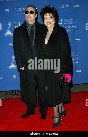 Feb. 23, 2002 - Los Angeles, CALIFORNIA - 33rd NAACP IMAGE AWARDS.AT THE UNIVERSAL AMPHITHEATRE LOS ANGELES CA..LIZA MINNELLI AND HUSBAND DAVID GUEST. FITZROY BARRETT /    2-23-2002        K24180FB         (D)(Credit Image: © Globe Photos/ZUMAPRESS.com) Stock Photo