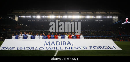 (131212) -- LONDON, Dec 12, 2013 (Xinhua) -- Players of Chelsea and FC Steaua Bucharest display a banner honouring late South African President Nelson Mandela ahead of the UEFA Champions League Group E match between Chelsea and FC Steaua Bucharest at Stamford Bridge Stadium in London, Britain, on Dec. 11, 2013. Chelsea won 1-0. (Xinhua/Wang Lili) Stock Photo