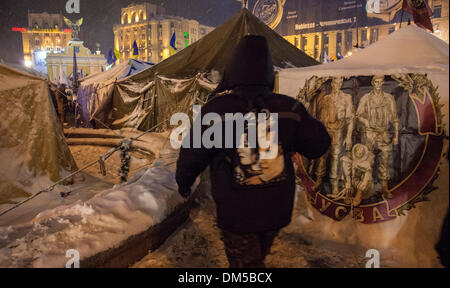 Kiev, Ukraine. 11 Dec 2013  Thousands of people have taken to the streets in the Ukrainian capital Kiev seeking the resignation of the government for refusing a deal on closer ties with the European Union. Peaseful antigovernment protest in Kiev's main square. Credit:  Vasyl Molchan/Alamy Live News Stock Photo