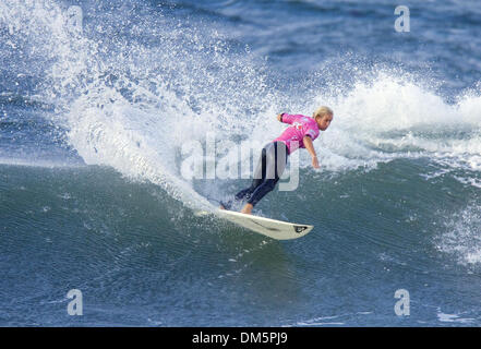 Mar 25, 2005; Bells Beach, Victoria, AUSTRALIA; Rip Curl Pro & SPC Fruit Pro, Association of Surfing Professionals (ASP) World Championship Tour (WCT) event, March 20 Ð April 1, 2005. PICTURED: CHELSEA GEORGESON (Gold Coast, Aus) posted a solid victory over Claire Bevilaqua (Aus) and Trudy Todd (Aus) in round one of the SPC Fruit Pro. Georgeson advanced directly to round three side Stock Photo