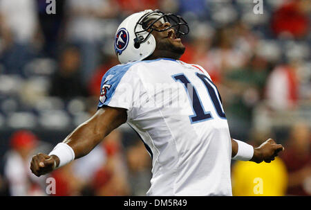 10 October 2010: Former Titans quarterback Vince Young throwing the  football. The Tennessee Titans defeated the Dallas Cowboys 34 to 27 at  Cowboys Stadium in Arlington, Texas. (Icon Sportswire via AP Images Stock  Photo - Alamy