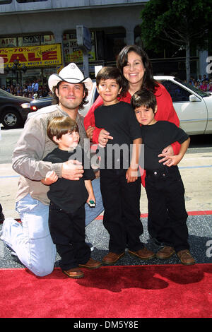 July 28, 2002 - Pasadena, CALIFORNIA - SPY KIDS 2 THE ISLAND OF LOST DREAMS.PREMIERE AT GRAUMAN'S CHINESE THEATER.IN LOS ANGELES, CA.DIRECTOR ROBERT RODRIGUEZ AND HIS FAMILY. FITZROY BARRETT /    7-28-2002              K25682FB         (D)(Credit Image: © Globe Photos/ZUMAPRESS.com) Stock Photo