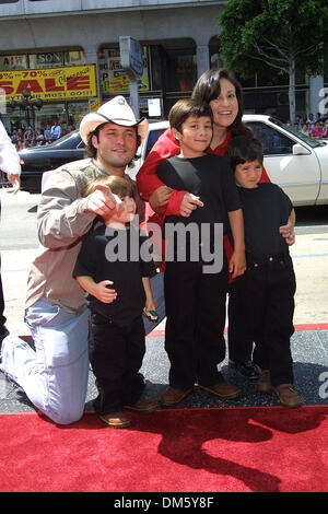 July 28, 2002 - Pasadena, CALIFORNIA - SPY KIDS 2 THE ISLAND OF LOST DREAMS.PREMIERE AT GRAUMAN'S CHINESE THEATER.IN LOS ANGELES, CA.DIRECTOR ROBERT RODRIGUEZ AND HIS FAMILY. FITZROY BARRETT /    7-28-2002              K25682FB         (D)(Credit Image: © Globe Photos/ZUMAPRESS.com) Stock Photo