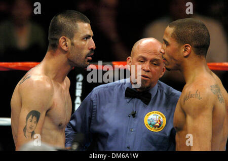 Dec 18, 2004; Los Angeles, CA, USA; VINNY MADDALONE defeats RONNIE SMITH in the 6th round on the Glen Johnson Vs. Antonio Tarver undercard of boxing held at The Staples Center Stock Photo