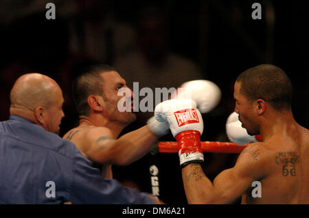 Dec 18, 2004; Los Angeles, CA, USA; VINNY MADDALONE defeats RONNIE SMITH in the 6th round on the Glen Johnson Vs. Antonio Tarver undercard of boxing held at The Staples Center Stock Photo