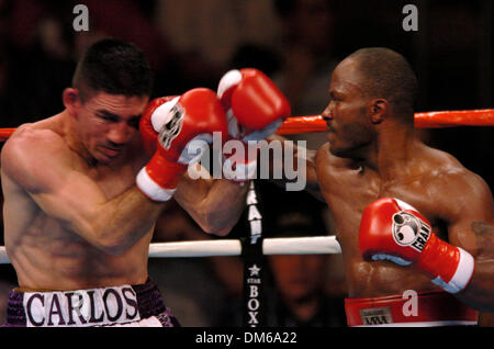 Dec 18, 2004; Los Angeles, CA, USA; Jr. Middleweight CARLOS BOJORGUEZ (L) is defeated by TARVIS SIMMS  (R) in a split decision on the undercard of Glen Johnson Vs. Antonio Tarver  held at The Staples Center Stock Photo