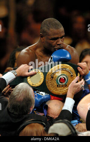 Dec 18, 2004; Los Angeles, CA, USA; GLEN JOHNSON defeats Antonio Tarver for the light heavyweight championship in a split decision after 12 exciting rounds of boxing held at The Staples Center in Los Angeles. Stock Photo