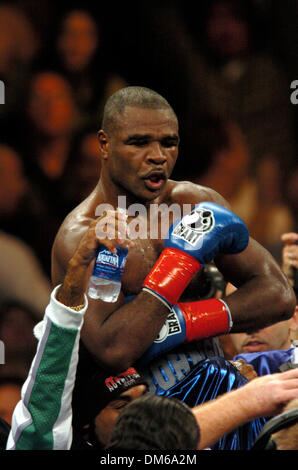 Dec 18, 2004; Los Angeles, CA, USA; GLEN JOHNSON defeats Antonio Tarver for the light heavyweight championship in a split decision after 12 exciting rounds of boxing held at The Staples Center in Los Angeles. Stock Photo