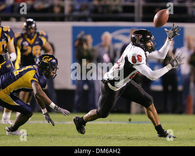 Dec 30, 2004; San Diego, CA, USA; NCAA College Football (Texas Tech 45, California 31) Texas Tech's JARRETT HICKS tries Thursday night Dec 30, 2004 in San Diego during the Holiday Bowl to come down with a pass as Cal's Harrison Smith tries to catch him Stock Photo