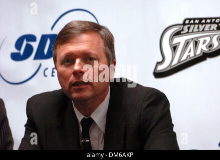 Jan 04, 2005; San Antonio, DC, USA; New WNBA Silver Stars head coach DAN HUGHES speaks after being introduced at a press conference at the SBC Center on Tuesday, Jan . 4, 2004. Stock Photo