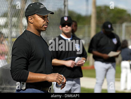 Jan 10, 2005; Port St. Lucie, FL, USA; WILLIE RANDOLPH (L) is the new manager for the New York Mets. Stock Photo