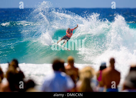 Former six times ASP world champion KELLY SLATER (Cocoa Beach, Florida, USA) (pictured), always a crowd favorite, smoothly advanced to the quarterfinals of the Quiksilver Pro at Snapper Rocks, Australia today. Slater eliminated Richie Lovett (Aus) in round four and will face newcomer Chris Ward (USA) in the quarterfinals. The finals of the Quiksilver Pro will be held later today wh Stock Photo