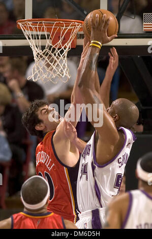 Mar 20, 2005; Sacramento, CA, USA; Sacramento Kings BRIAN SKINNER goes over Golden State Warriors NIKOLOZ TSKITISHVILI in the 1st half for a basket at Arco Arena in Sacramento, California on Sunday March 20, 2005 Stock Photo