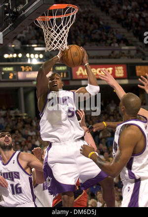 Mar 20, 2005; Sacramento, CA, USA; Sacramento Kings MAURICE EVAN grabs rebound in the 1st half against the Golden State Warriors at Arco Arena in Sacramento, California on Sunday March 20, 2005. Stock Photo