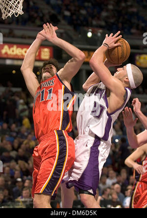 Mar 20, 2005; Sacramento, CA, USA; Sacramento Kings MIKE BIBBY fouls Golden State Warriors ZARKO CABARKAPA for his second technical fouls with seconds left in the game. Bibby was ejected from the game as the Kings lose 104-94 at Arco Arena in Sacramento, California on Sunday March 20, 2005. Stock Photo