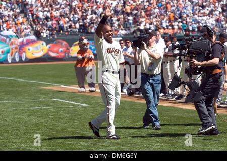 Apr 05, 2005; San Francisco, CA, USA; MLB Baseball. San Francisco Giants Barry Bonds waves to the crowd during the opening ceremony against the Los Angeles Dodgers at SBC Park on Tuesday April 5, 2005 Mandatory Credit: Photo by Paul Kitagaki Jr./Sacramento Bee/ZUMA Press. (©) Copyright 2005 by Sacramento Bee Stock Photo