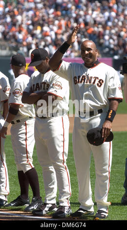 Apr 05, 2005; San Francisco, CA, USA; MLB Baseball. San Francisco Giants Barry Bonds wave to the crowd during the opening ceremony against the Los Angeles Dodgers at SBC Park on Tuesday April 5, 2005 Mandatory Credit: Photo by Paul Kitagaki Jr./Sacramento Bee/ZUMA Press. (©) Copyright 2005 by Sacramento Bee Stock Photo