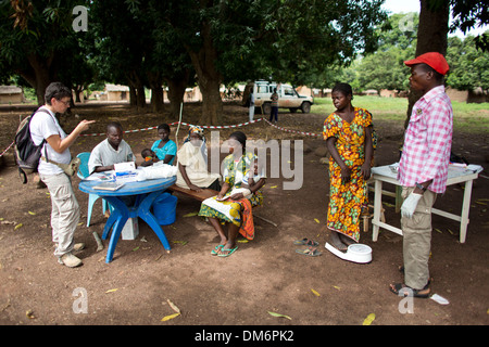 MSF nurse with sick patients at MSF mobile clinic in CAR Stock Photo