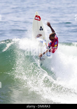 Sep 16, 2005; San Clemente, CA, USA; Six times ASP World surfing champion American KELLY SLATER wins the Boost Mobile Pro at Trestles in San Clemente, CA. Slater finished ahead of Phillip MacDonald and Mick Fanning. Mandatory Credit: Photo by Pierre Tostee/ZUMA Press. (©) Copyright 2005 by Pierre Tostee Stock Photo