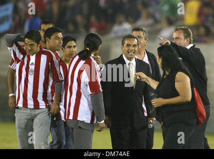 Aug 10, 2005; LOS ANGELES, CALIFORNIA, USA; Mayor Antonio Villaraigosa and his Son Antonio Jr. welcome the new Chivas USA player during the second half of the game of 'Coors Light Te Trae el Clasico de Clasicos' (Coors Light Brings You the Classic of Classics) between Mexico's two most popular soccer teams the Club Deportivo Chivas del Guadalajara and Club America at the Los Angele Stock Photo