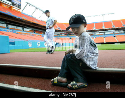 Oct 20, 2005; Miami, FL, USA; New Florida Marlins Manager Joe Girardi, with  his daughter Serena, (cq), 6, (L), and son Dante, 3, during dads press  conference Thursday afternoon at Dolphins Stadium.