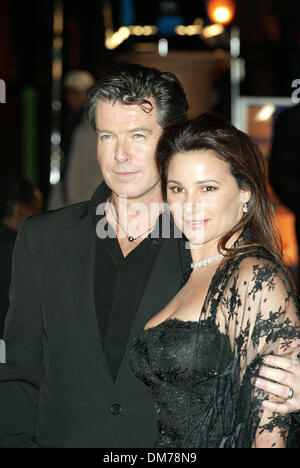 Nov. 11, 2002 - SHRINE AUDITORIUM, LOS ANGELES - PIERCE BROSNAN & KEELY SHAYE.ACTOR & WIFE., USA.SHRINE AUDITORIUM, LOS ANGELES.11/11/2002.LAC11021.THIS PICTURE IS EMBARGOED BY MGM TILL 5PM 19/11/2002.K27277.  /   2002(Credit Image: © Globe Photos/ZUMAPRESS.com) Stock Photo