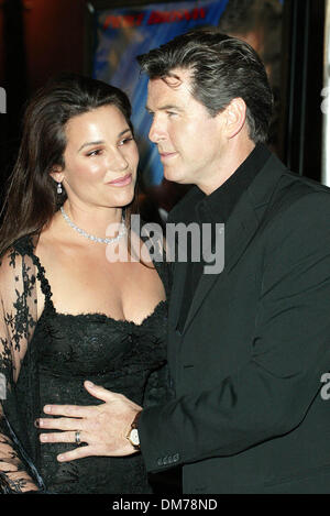 Nov. 11, 2002 - SHRINE AUDITORIUM, LOS ANGELES - PIERCE BROSNAN & KEELY SHAYE.ACTOR & WIFE., USA.SHRINE AUDITORIUM, LOS ANGELES.11/11/2002.LAC11025.THIS PICTURE IS EMBARGOED BY MGM TILL 5PM 19/11/2002.K27277.  /   2002(Credit Image: © Globe Photos/ZUMAPRESS.com) Stock Photo