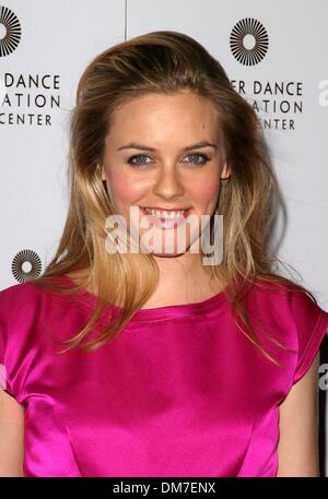 Jan. 1, 1980 - Downtown Los Angeles, CALIFORNIA, USA - K39622KI.NEW YORK Downtown Los Angeles BALLET OPENING NIGHT AT THE DOROTHY CHANDLER PAVILION DOWNTOWN LOS ANGELES, CALIFORNIA  .10/08/2004 . KATHRYN INDIEK/   2004.ALICIA SILVERSTONE (Credit Image: © Globe Photos/ZUMAPRESS.com) Stock Photo