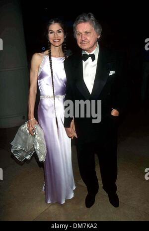 Dec. 27, 2002 - K13622FB SD10/11/98.4TH INTERNATIONAL ACHIEVEMENT.AWARDS BEVERLY HILLS, CA..CHARLES BRONSON KIM WEEKS. FITZROY BARRETT/   CHARLESBRONSONRETRO(Credit Image: © Globe Photos/ZUMAPRESS.com) Stock Photo