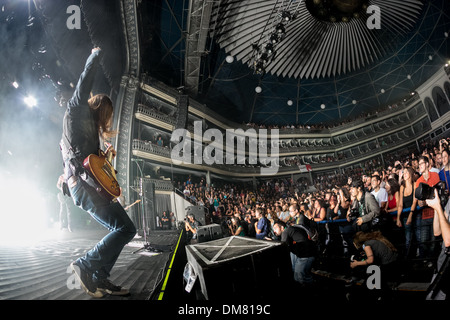 Bush performing live in concert at Coliseu dos Recreios Featuring ...