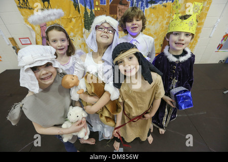 CHILDREN FROM LITTLE DOWNHAM PRIMARY SCHOOL,CAMBRIDGESHIRE, REHEARSING FOR THE NATIVITY PLAY ON DEC 11TH. Stock Photo