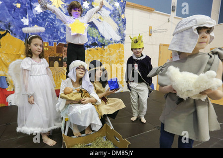 CHILDREN FROM LITTLE DOWNHAM PRIMARY SCHOOL,CAMBRIDGESHIRE, REHEARSING FOR THE NATIVITY PLAY ON DEC 11TH. Stock Photo