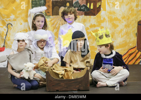 CHILDREN FROM LITTLE DOWNHAM PRIMARY SCHOOL,CAMBRIDGESHIRE, REHEARSING FOR THE NATIVITY PLAY ON DEC 11TH. Stock Photo