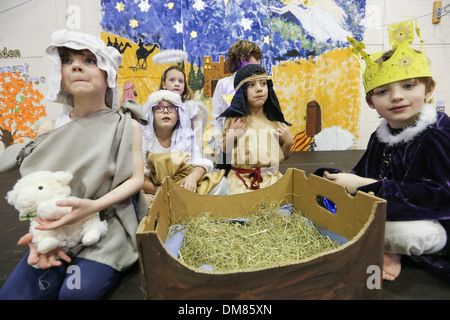 CHILDREN FROM LITTLE DOWNHAM PRIMARY SCHOOL,CAMBRIDGESHIRE, REHEARSING FOR THE NATIVITY PLAY ON DEC 11TH. Stock Photo