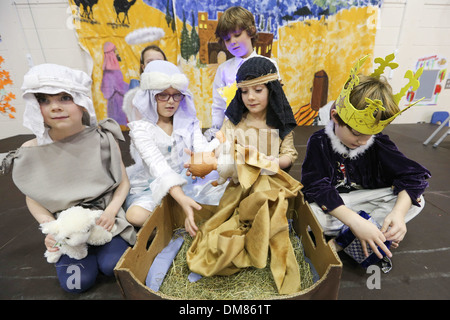 CHILDREN FROM LITTLE DOWNHAM PRIMARY SCHOOL,CAMBRIDGESHIRE, REHEARSING FOR THE NATIVITY PLAY ON DEC 11TH. Stock Photo