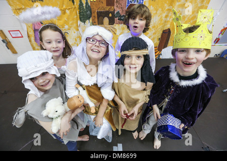 CHILDREN FROM LITTLE DOWNHAM PRIMARY SCHOOL,CAMBRIDGESHIRE, REHEARSING FOR THE NATIVITY PLAY ON DEC 11TH. Stock Photo