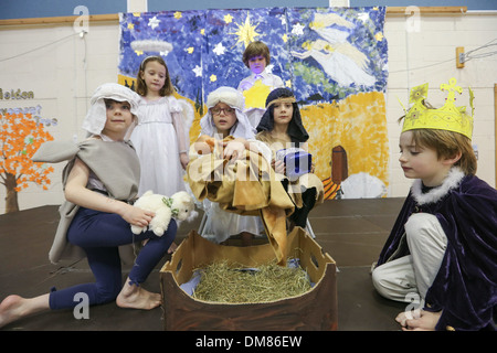 CHILDREN FROM LITTLE DOWNHAM PRIMARY SCHOOL,CAMBRIDGESHIRE, REHEARSING FOR THE NATIVITY PLAY ON DEC 11TH. Stock Photo