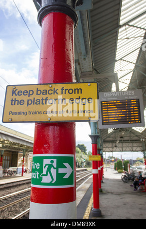 keep back from the platform edge sign Stock Photo