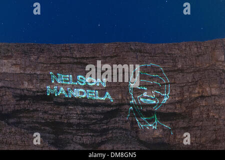 Cape Town, South Africa, Thursday 12 December 2013: A laser outline image of Nelson Mandela is projected onto Table Mountain during the night to honour him following his death on 5 December 2013. Credit:  Eric Nathan/Alamy Live News Stock Photo