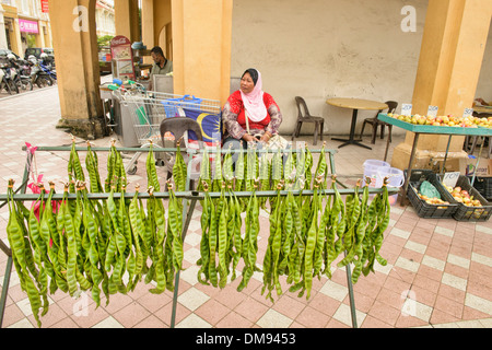 https://l450v.alamy.com/450v/dm9453/stink-beans-at-the-vegetable-market-in-georgetown-penang-malaysia-dm9453.jpg