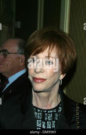 Nov. 11, 2002 - Beverly Hills, CALIFORNIA, USA - CAROL BURNETT ..K27114MR  ANGELA LANSBURY GETS 1ST LIFETIME ACHIEVEMENT AWRD.REGENT BEVERLY WILSHIRE HOTEL, BEVERLY HILLS, CA.NOV. 11, 2002. MILAN RYBA/   2002.(Credit Image: © Globe Photos/ZUMAPRESS.com) Stock Photo