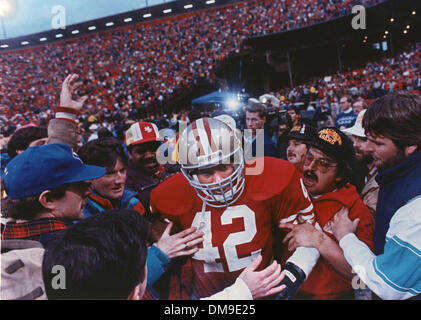 Ronnie Lott, San Francisco 49ers safety, readies himself for defensive duty  during the NFL conference championship game against the Los Angeles Rams in  San Francisco, Jan. 17, 1990. Lott and teammates will