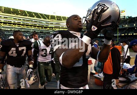 Oakland Raiders Jerry Porter (84) tries for a Kerry Collins pass as