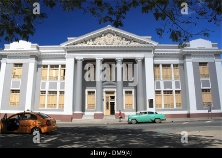 1954 Chevrolet 210, Colegio San Lorenzo, Parque José Martí, Cienfuegos, Cienfuegos province, Cuba, Caribbean Sea, Central America Stock Photo