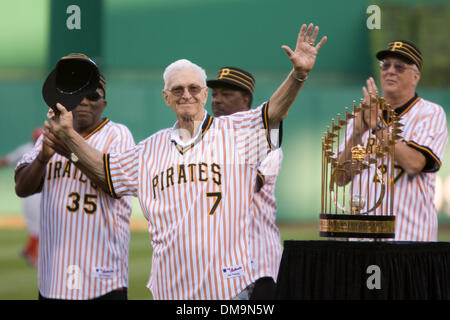 Chuck Tanner, manager of the 1979 world champion Pittsburgh Pirates, draws  a laugh from players of that team, Dave Parker, right, Steve Nicosia,  center, and Omar Moreno, left, as he plays with