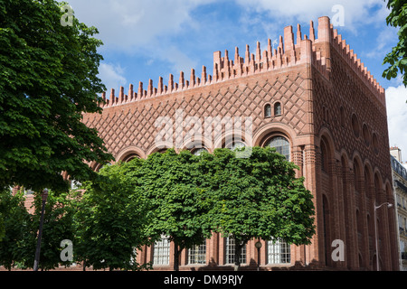 FACADE IN THE RED BRICK OF GOURNAY OF THE ART AND ARCHAEOLOGY INSTITUTE'S SCHOOL, ARCHITECTURE OF SIENNA, FLORENTINE AND MUSLIM BLACK AFRICAN INFLUENCE, AVENUE DE L'OBSERVATOIRE, 6TH ARRONDISSEMENT, PARIS, FRANCE Stock Photo