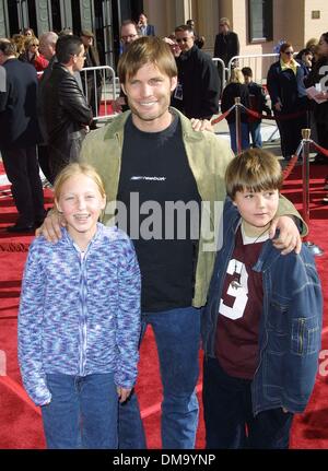 Mar. 16, 2002 - Los Angeles, CALIFORNIA, USA - CASPER VAN DIEN AND STEPDAUGHTER INDIA AND SON CASPER..20TH ANNIVERSARY VERSION OF E.T..THE EXTRA TERRESTRIAL - PREMIERE.SHRINE AUDITORIUM, LOS ANGELES, CA.MARCH 16, 2002. NINA PROMMER/   2002 K24391NP(Credit Image: © Globe Photos/ZUMAPRESS.com) Stock Photo